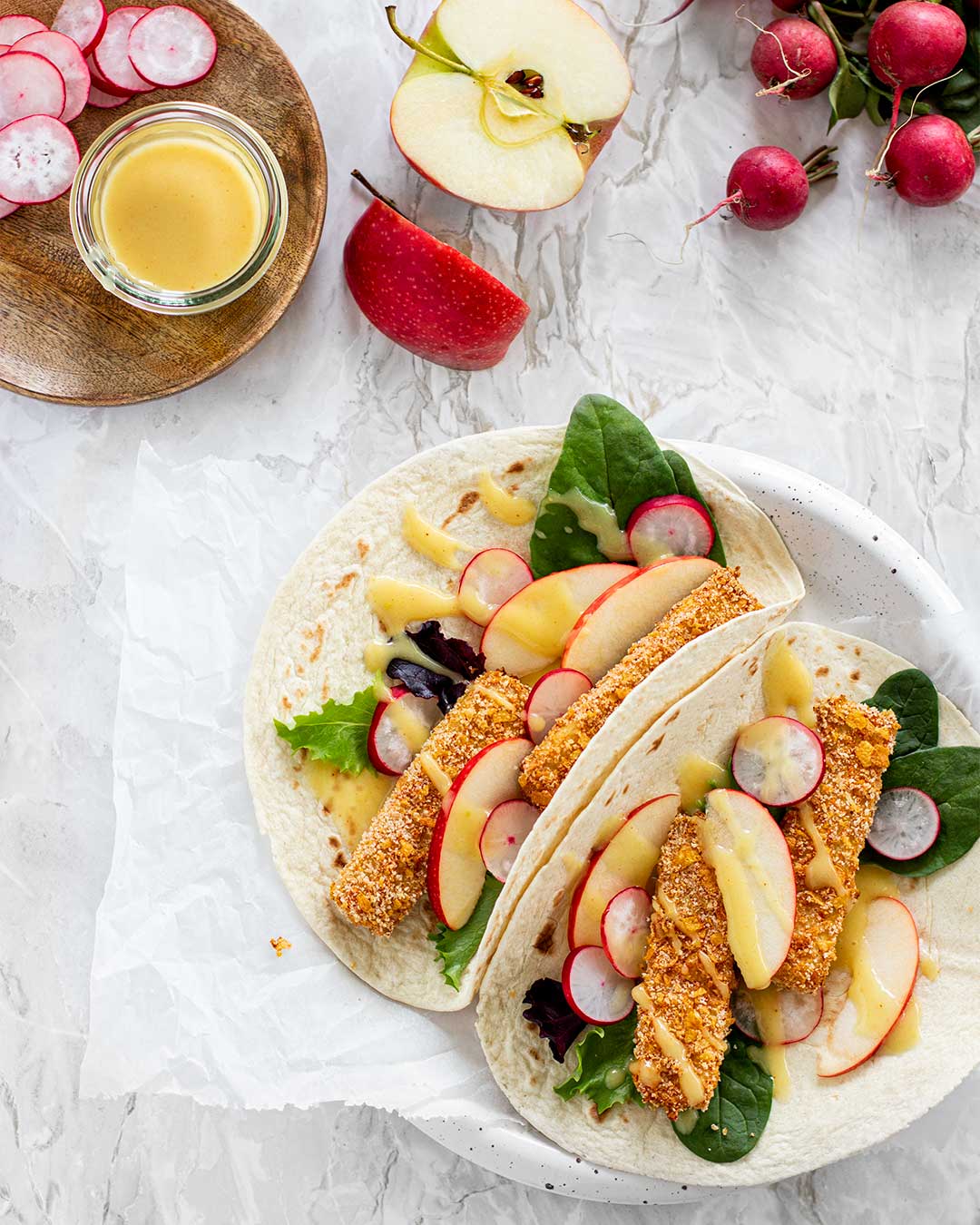 Knuspriger Tofu Wrap mit Äpfeln und Radieschen