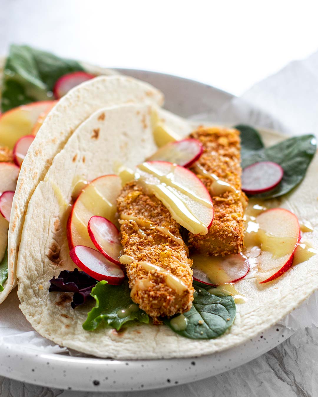 Knuspriger Tofu Wrap mit Äpfeln und Radieschen
