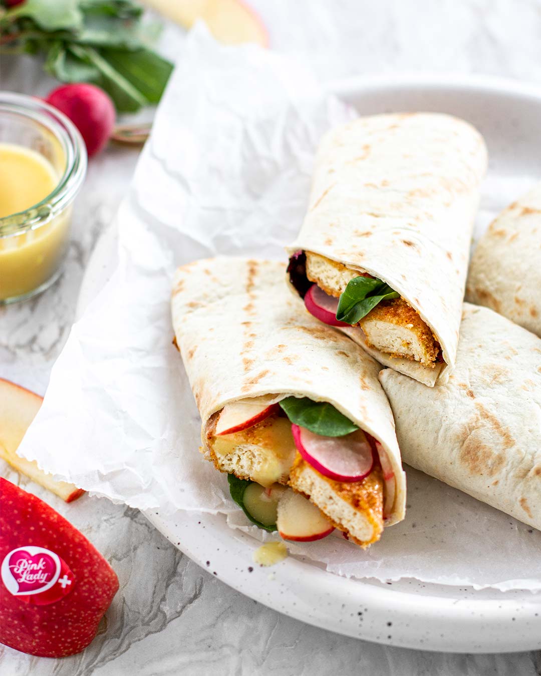 Knuspriger Tofu Wrap mit Äpfeln und Radieschen